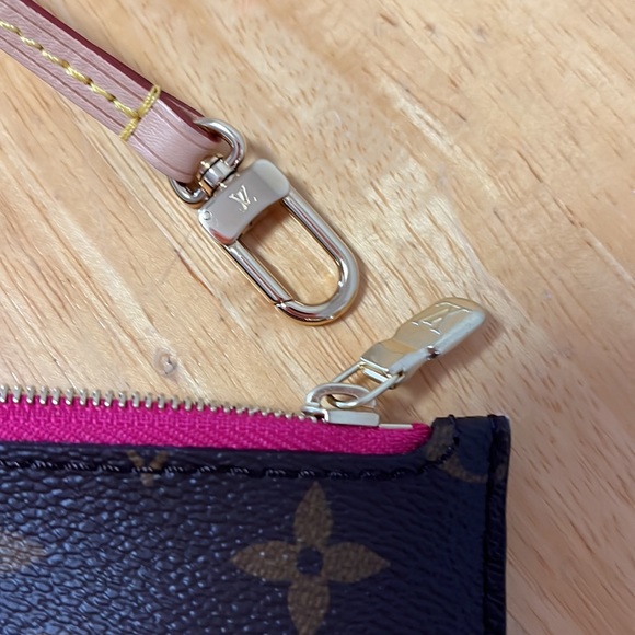 Authentic Luis Vuitton Neverfull Pouch in Peony New - Picture 2 of 5